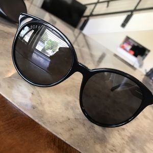 DIFF COSMO ALL BLACK SUNNIES